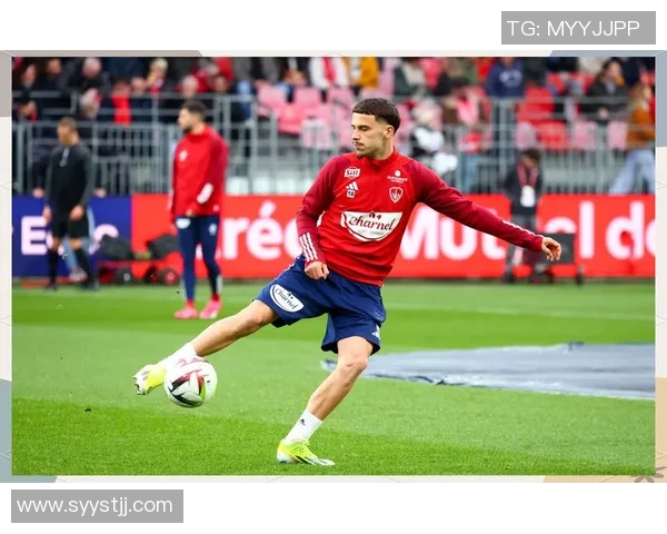 布雷斯特与克莱蒙特的激烈对决揭示法甲新赛季的竞争格局与球队实力分析